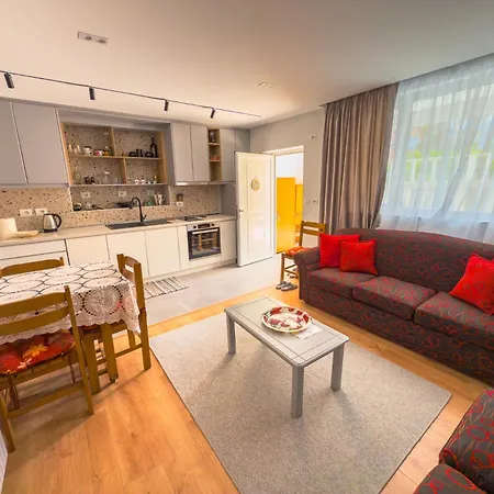 Cozy With Garden Apartment
