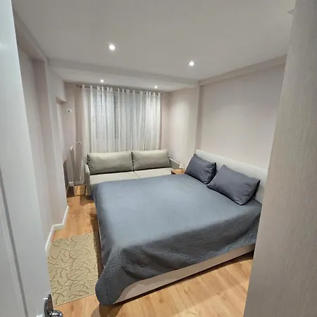 Cozy With Garden Apartment