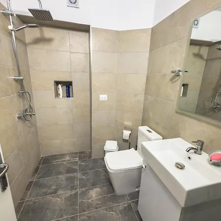 Cozy With Garden アパート Përmet