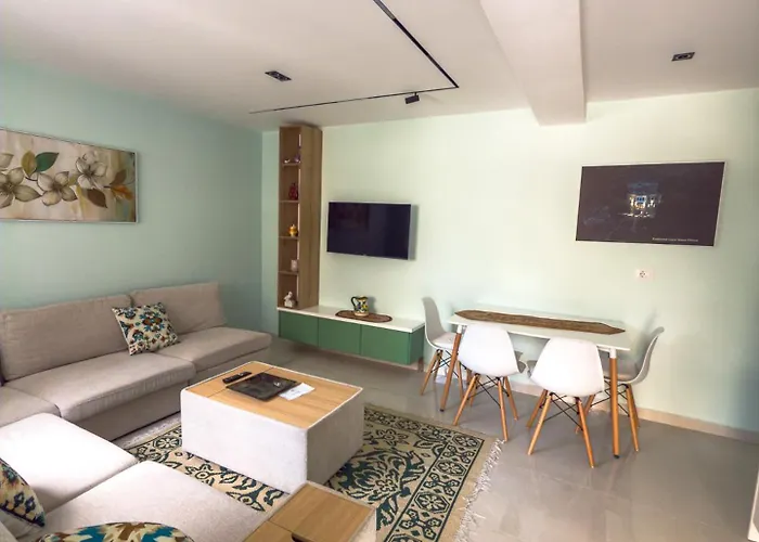 Cozy With Garden Apartment Përmet